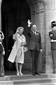 Einde Staatsbezoek. koningin Juliana en prins Bernhard zwaaien naar paar, Bestanddeelnr 920-7059
