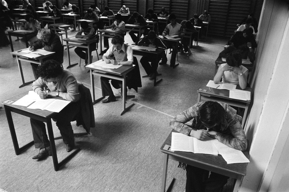 Eindexamen MAVO (Van Houweningenschool), leerlingen maken de examens in de gymza, Bestanddeelnr 929-7327