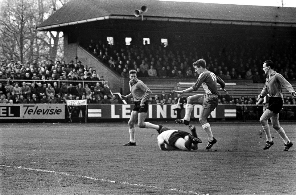 Eindhoven tegen Elinkwijk 0-1, Nieuwenhuis (Elinkwijk) in duel met keeper Heyink, Bestanddeelnr 917-6874
