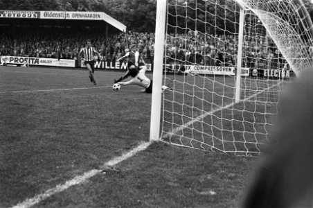 Eindhoven tegen Feyenoord 0-4, Nico Jansen scoort 1-0 langs keeper Adjanski, Bestanddeelnr 928-7571