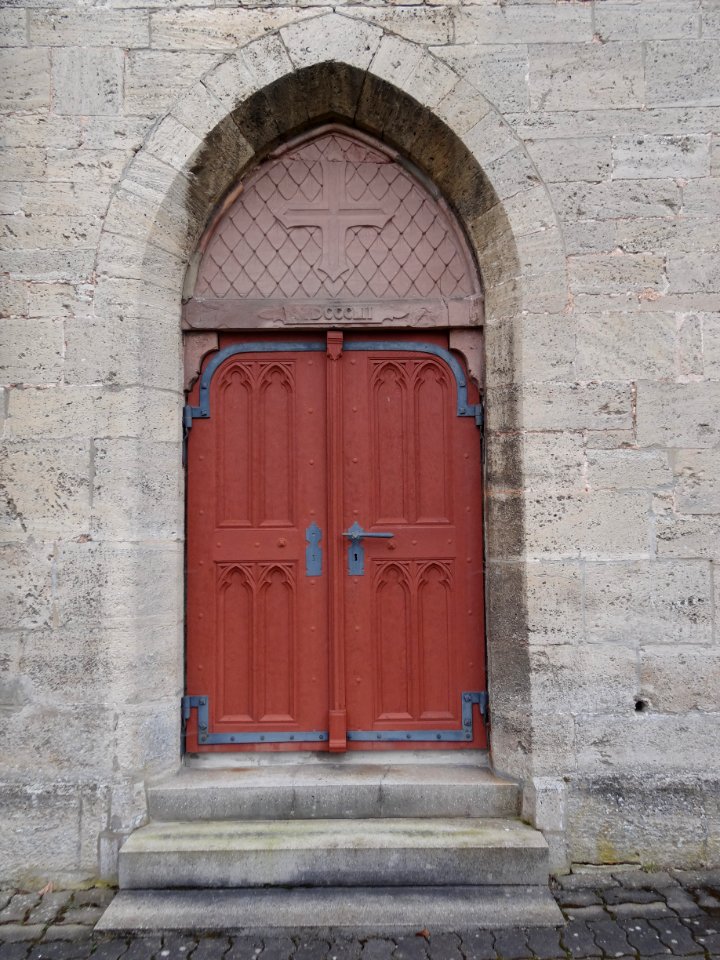 Eingang der Kirche in Kleinbartloff