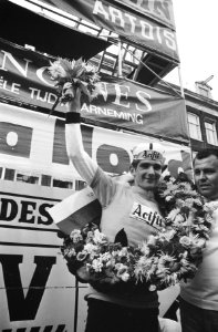 Eindwinnaar Cees Priem met ploegleider Piet Liebregts (r), Bestanddeelnr 924-5494
