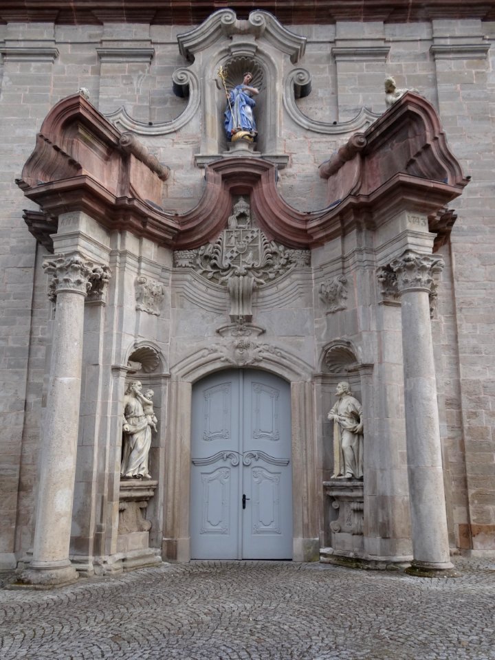Eingang der Kirche in Reifenstein 1