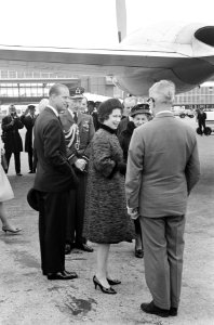 Einde van het feest vertrek Koninklijke gasten koningin Elisabeth, Bestanddeelnr 913-8628