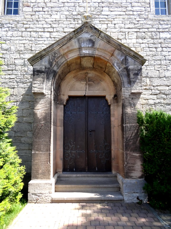 Eingang zur Kirche in Reisdorf