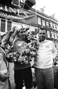 Eindwinnaar Cees Priem met ploegleider Piet Liebregts (r), Bestanddeelnr 924-5501