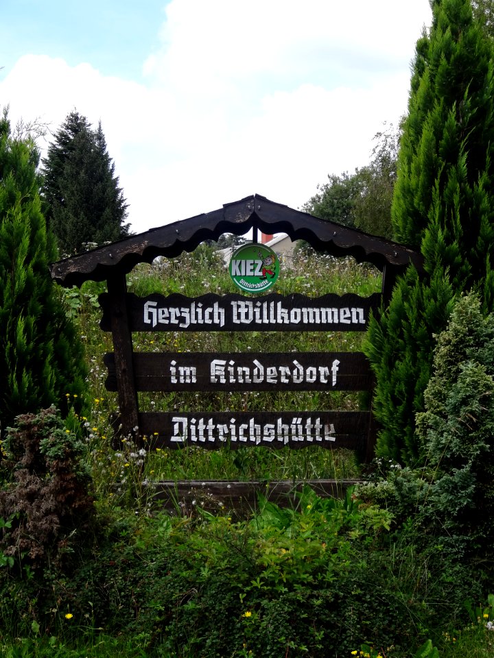 Eingangsschild Kinderdorf Dittrichshütte