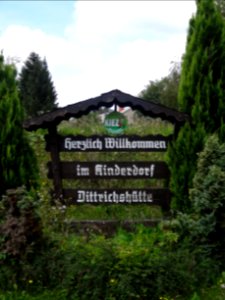 Eingangsschild Kinderdorf Dittrichshütte