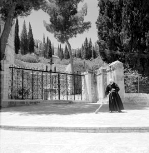 Ein-Karim. Plein bij de kerk van O.L.Vrouwe Visitatie. Op de voorgrond een smee…, Bestanddeelnr 255-2804 photo