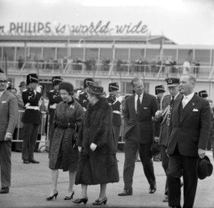 Einde van het feest vertrek Koninklijke gasten koningin Elisabeth en prins Phili, Bestanddeelnr 913-8652