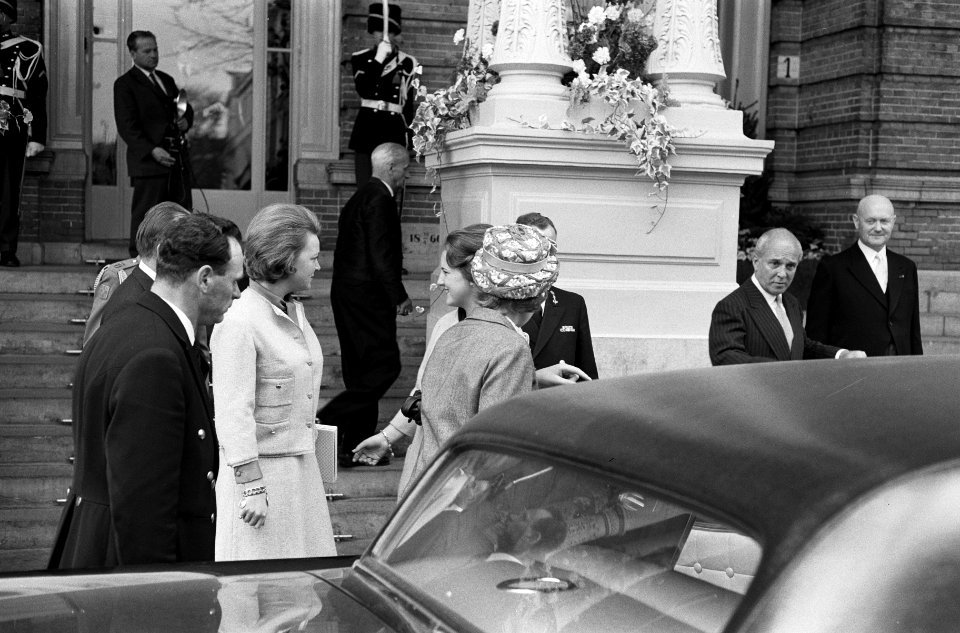 Einde van het feest vertrek Koninklijke gasten de drie prinsessen, Bestanddeelnr 913-8626