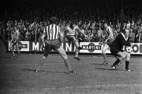 Eindhoven tegen Roda JC 0-0 scheidsrechter Vervoort wordt door bal getroffen na, Bestanddeelnr 928-8023