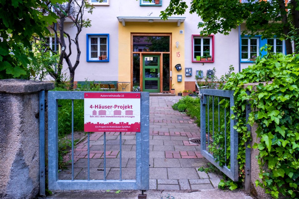 Eingang mit Tor zum Vierhäuserprojekt in der Autenriethstraße in Tübingen