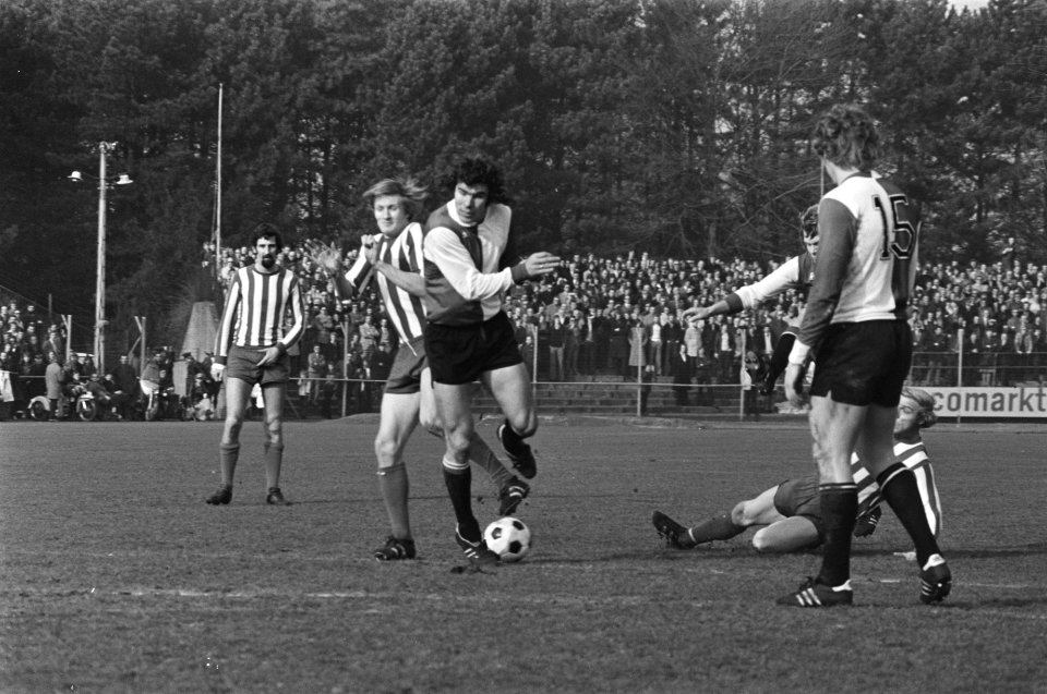 Eindhoven tegen Feijenoord 0-0 Van Hanegem in duel met Eindhovenverdediger, Bestanddeelnr 928-4269