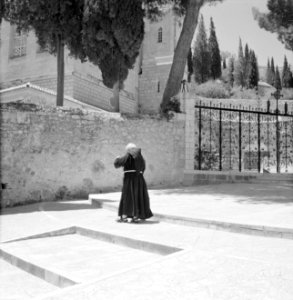 Ein-Karim. Plein bij de kerk van O.L.Vrouwe Visitatie. Op de voorgrond een smee…, Bestanddeelnr 255-2805 photo