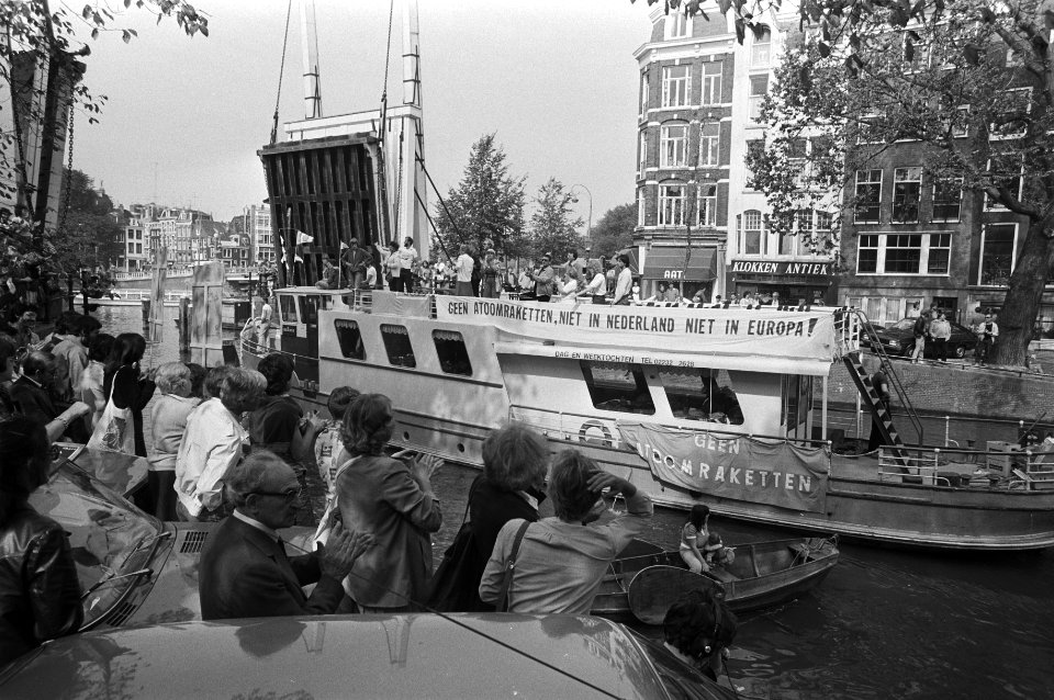 Einde van de boottocht in Amsterdam na tien dagen propaganda door het hele land, Bestanddeelnr 931-6419