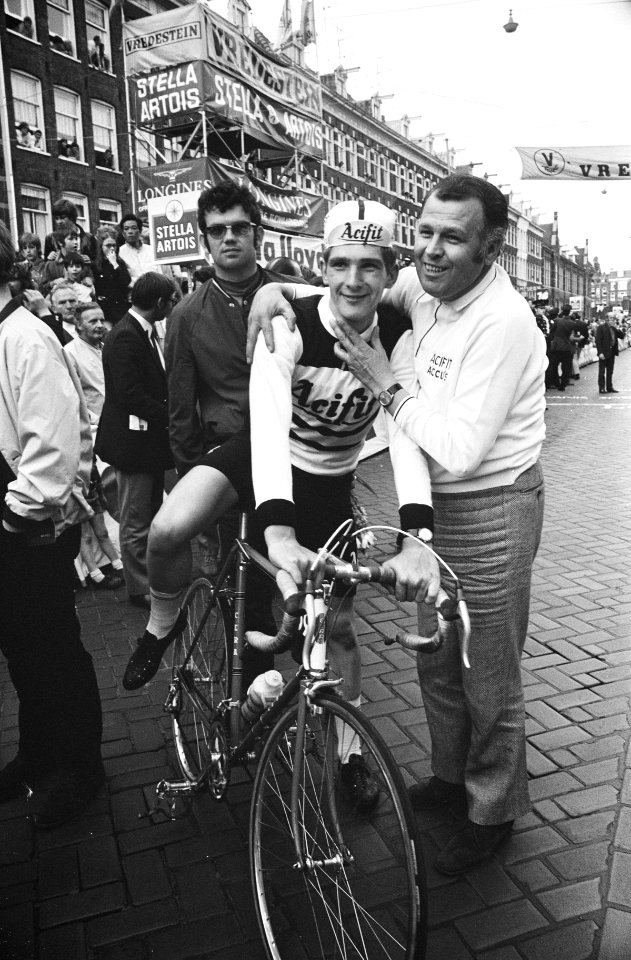 Eindwinnaar Cees Priem met ploegleider Piet Liebregts (r), Bestanddeelnr 924-5499