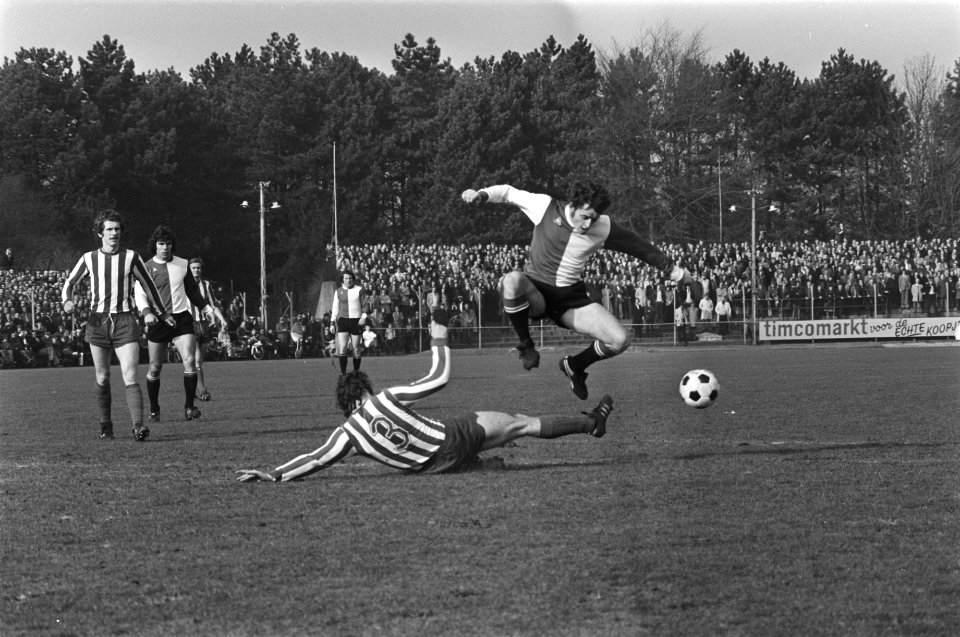 Eindhoven tegen Feijenoord 0-0 Kristensen omspeelt Eindhovenaar, Bestanddeelnr 928-4270