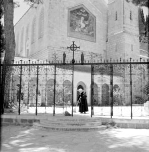 Ein-Karim. Plein bij de kerk van O.L.Vrouwe Visitatie. Tegen de muur een mozaiek, Bestanddeelnr 255-2802