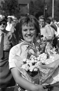 Einde van de vierdaagse te Apeldoorn, Marian Blijleven uit Utrecht, Bestanddeelnr 910-5459