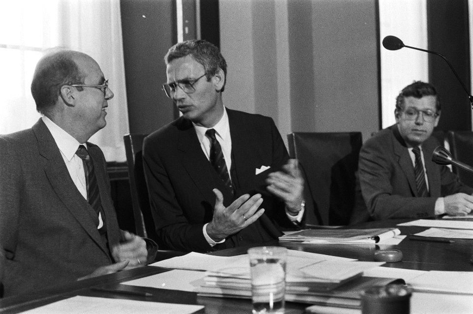 Eerste Kamer behandelt Defensie en NAVO ministers De Ruiter en Van den Broek, Bestanddeelnr 932-9761