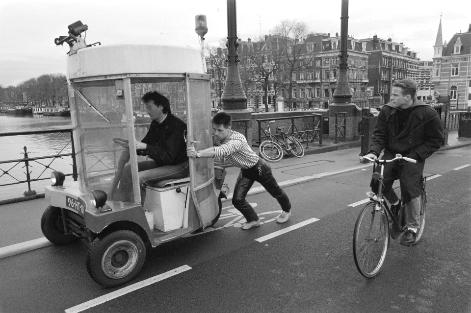 Einde van de Witkar (Amsterdam) witkar wordt voortgeduwd, Bestanddeelnr 934-1694