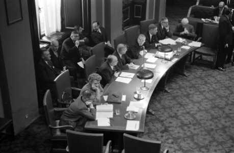 Eerste Kamer bijeen, v.o.n.b. Ministers Cals, Zijlstra, Klompé, Korthals, De Qua, Bestanddeelnr 914-5996