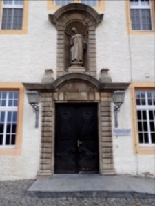 Eingang des Hauptgebäude des Eichsfeldklinikums in Reifenstein