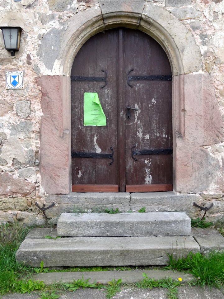 Eingang der Kirche in Horba