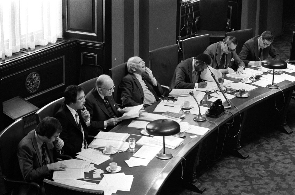 Eerste Kamer debat onafhankelijkheid Suriname Achter de regeringstafel vlnr. , Bestanddeelnr 928-2371