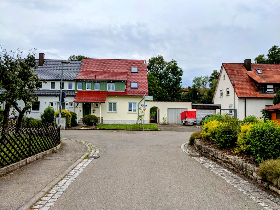 Einmündung in den Dahlienweg in Tübingen