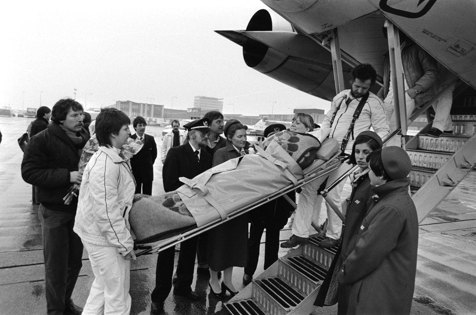 Eerste gipsvlucht op Schiphol aangekomen. Een gewonde passagier wordt uit het vl, Bestanddeelnr 931-8856