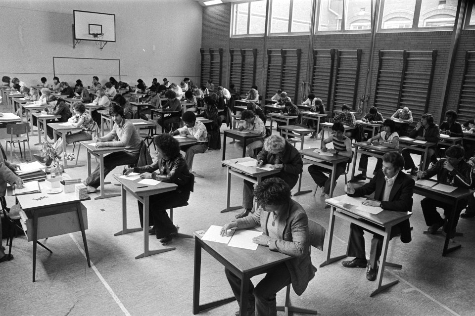 Eindexamen MAVO (Van Houweningenschool), leerlingen maken de examens in de gymza, Bestanddeelnr 929-7325
