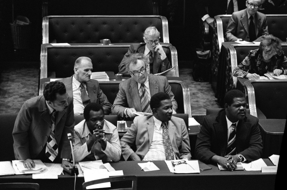 Eerste Kamer debat onafhankelijkheid Suriname v.l.n.r. Amat, Derby, Wijntuin , Bestanddeelnr 928-2369