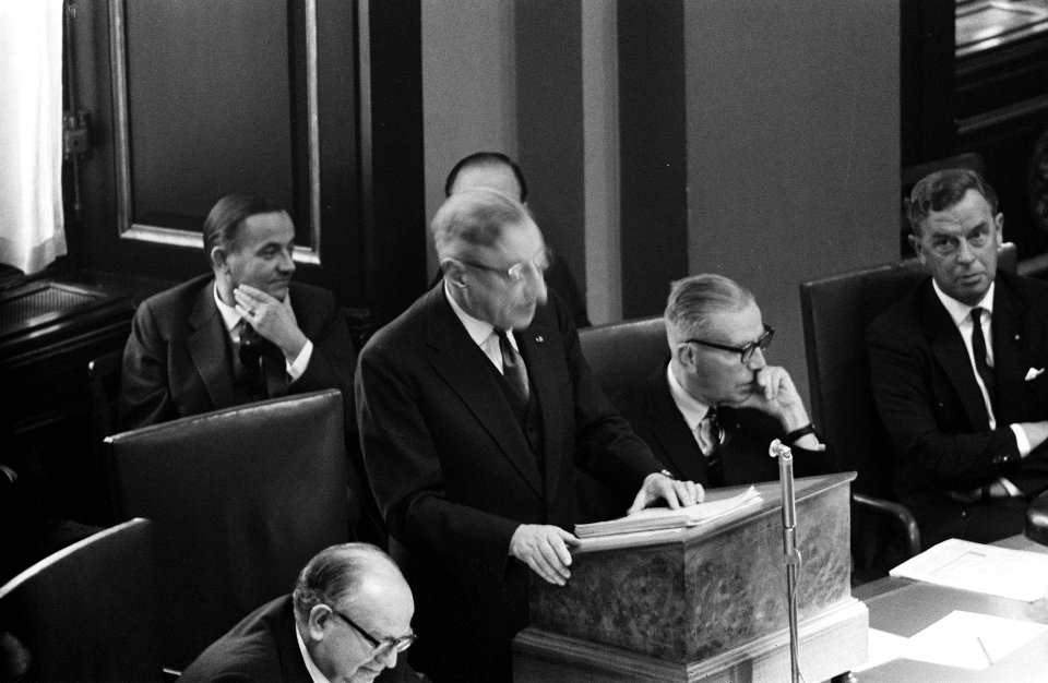 Eerste Kamer bijeen, professor De Quay , links Korthals en rechts Burman en Viss, Bestanddeelnr 914-5999
