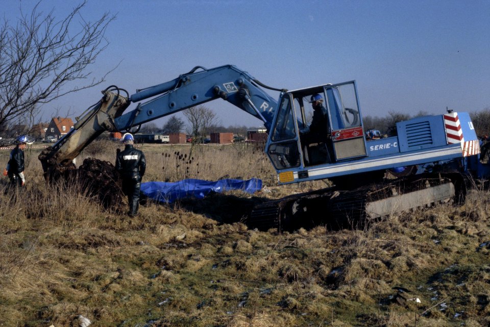 Eerste fase zogenaamde uitlepelplan in Vogelmeer polder speciale bulldozer pak, Bestanddeelnr 253-8491