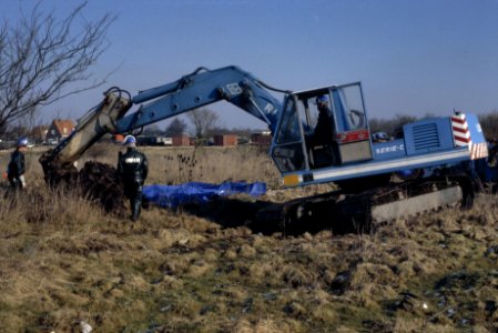Eerste fase zogenaamde uitlepelplan in Vogelmeer polder speciale bulldozer pak, Bestanddeelnr 253-8491