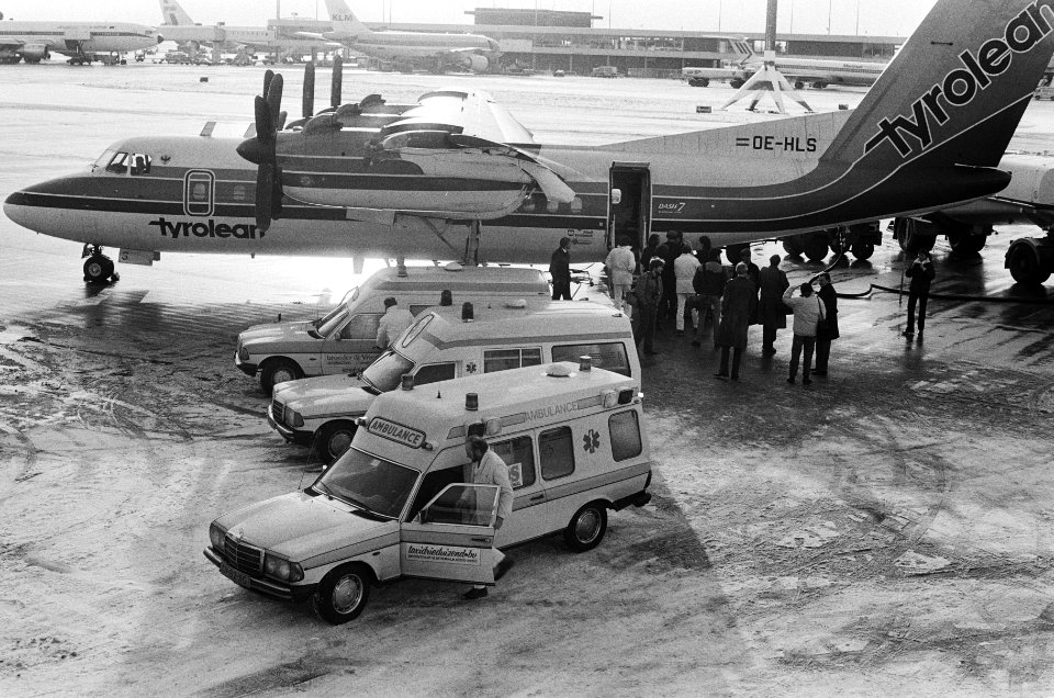 Eerste gipsvlucht arriveerde vanmiddag op Schiphol het vliegtuig van Tyrolean Ai, Bestanddeelnr 933-1926