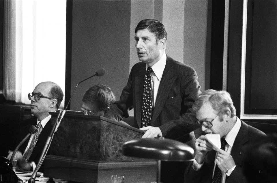 Eerste Kamer algemene beschouwingen, premier Van Agt links minister De Ruiter , , Bestanddeelnr 930-0210