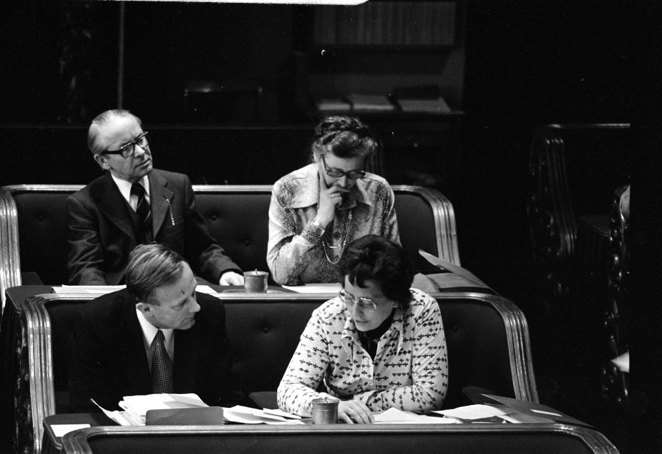 Eerste Kamer , behandeling defensienota Steenkamp (l) en Ien van de Heuvel (r) , Bestanddeelnr 927-8741