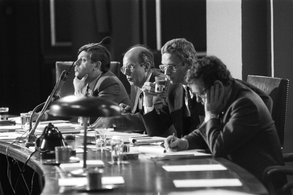 Eerste Kamer behandelt Defensie en NAVO ministers De Ruiter en Van den Broek, Bestanddeelnr 932-9760
