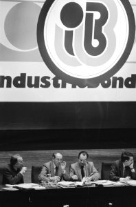 Eerste fusiecongres Industriebond FNV in Utrecht, onder het bord van de industri, Bestanddeelnr 931-2132