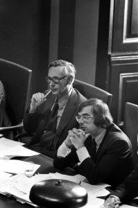 Eerste Kamer begroting Buitenlandse Zaken , v.l.n.r. minister Van der Stoel en P, Bestanddeelnr 927-0744