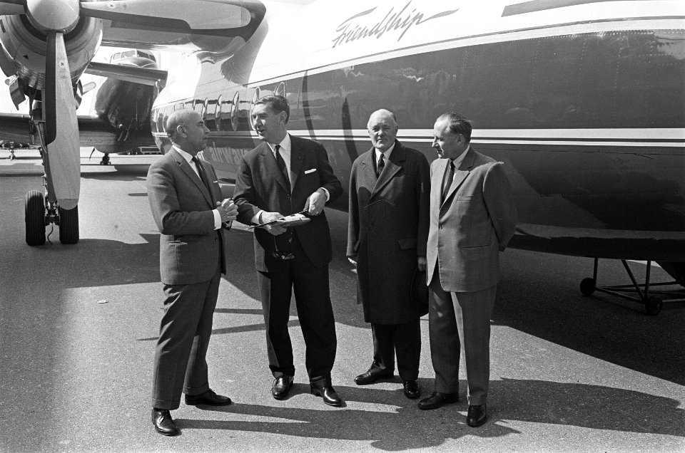Eerste Fokker Friendship overgedragen aan Schreiner Aerocontractors NV prof i, Bestanddeelnr 916-2893