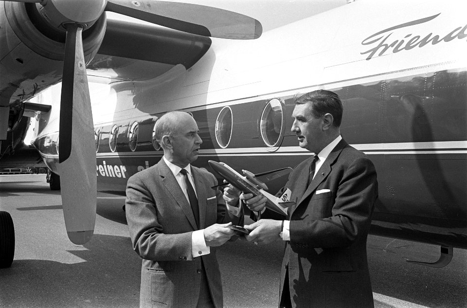 Eerste Fokker Friendship overgedragen aan Schreiner Aerocontractors NV prof i, Bestanddeelnr 916-2894