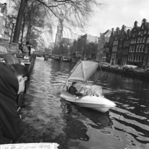 Eerste grachtenauto van textiel, agent J. Haring hier o de Prinsengracht, Bestanddeelnr 917-1399