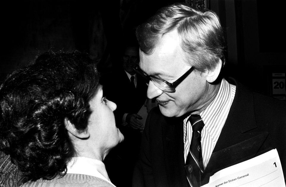 Eerste Kamer dekkingsplan minister Andriessen met oa Ien van de Heuvel, Bestanddeelnr 929-4937