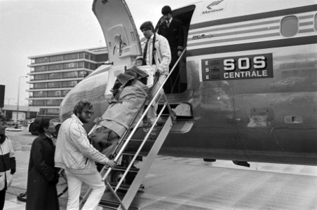 Eerste gipsvlucht op Schiphol aangekomen. Een gewonde passagier wordt uit het vl, Bestanddeelnr 931-8855