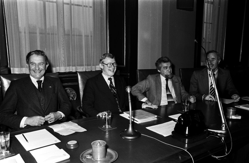 Eerste Kamer dekkingsplan minister Tuinman (l) en minister Andriessen (Financie, Bestanddeelnr 929-4934