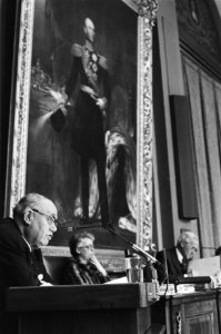 Eerste Kamer Van Riel aan het woord met op achtergrond schilderij, Bestanddeelnr 928-5443